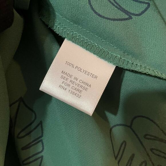 Modcloth Womens Green Palm Leaf V Neck Flutter Sleeve Back Tie Blouse Top Sz XXS - Picture 7 of 8